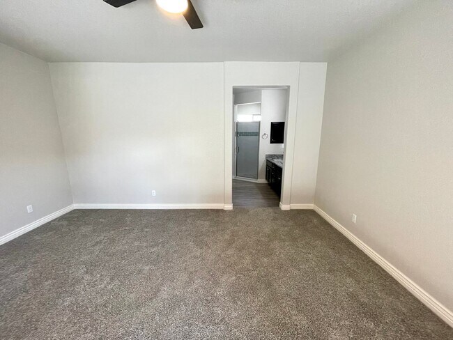 Building Photo - Beautiful 3 Bedroom 2 Bathroom Home! *HOME IS CURRENTLY OCCUPIED, PLEASE DO NOT DISTURB THE TENANT*