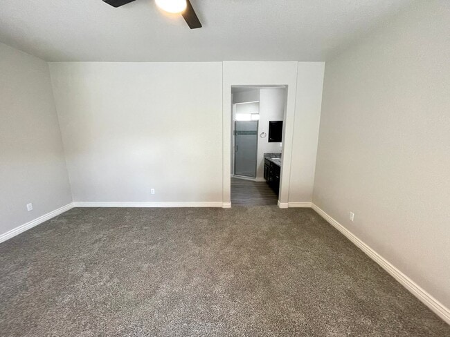 Building Photo - Beautiful 3 Bedroom 2 Bathroom Home!