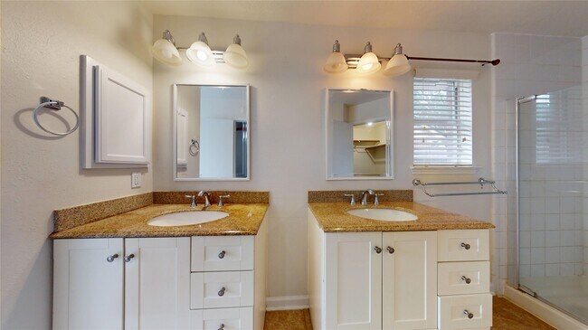 Building Photo - 806 N Willow Dr