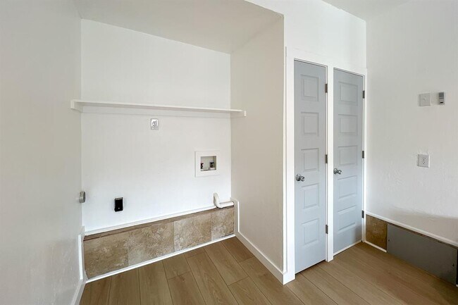 Building Photo - 909 SW 48th St