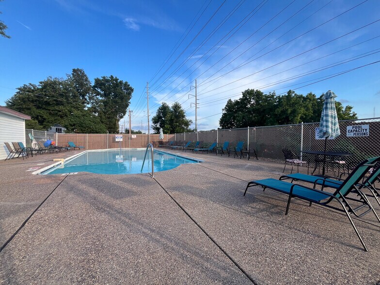 Building Photo - 7951 Royal Arms Ct