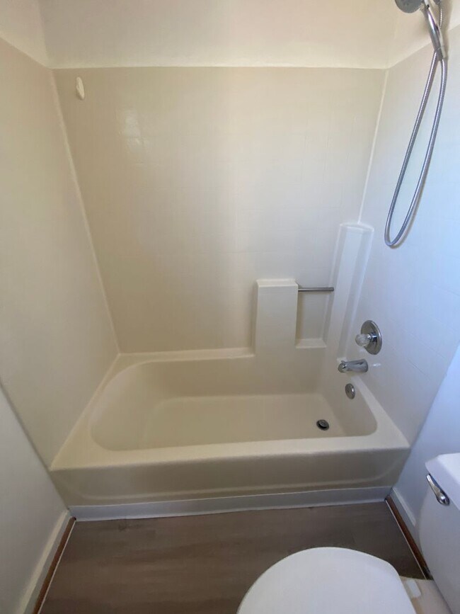 Building Photo - Linden1416