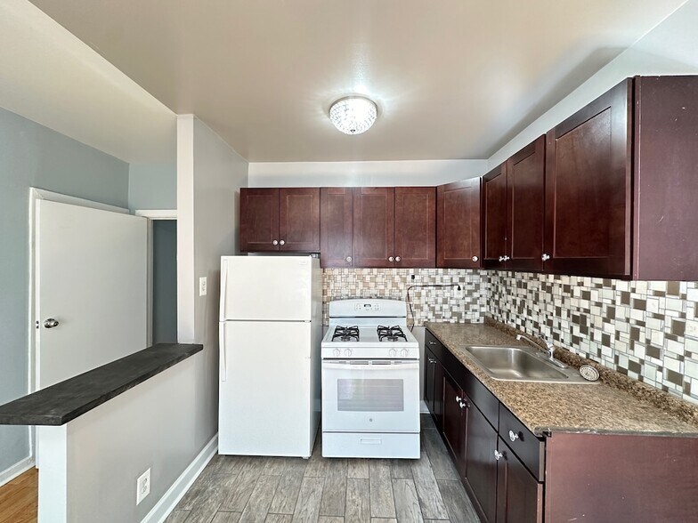 Building Photo - 5662 N Ridge Ave