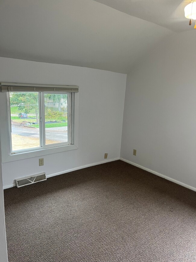 Building Photo - 2088 Chapman Lake Dr