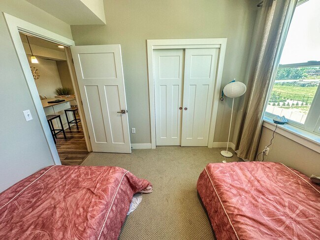 Building Photo - Beautiful "Like New" Large 2Bd 2Ba condo W/ amazing views of the flatirons!