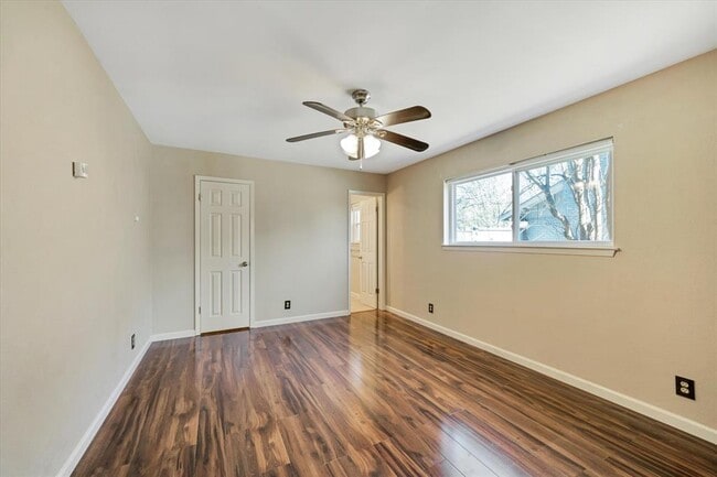 Building Photo - 1467 S Meadows Dr