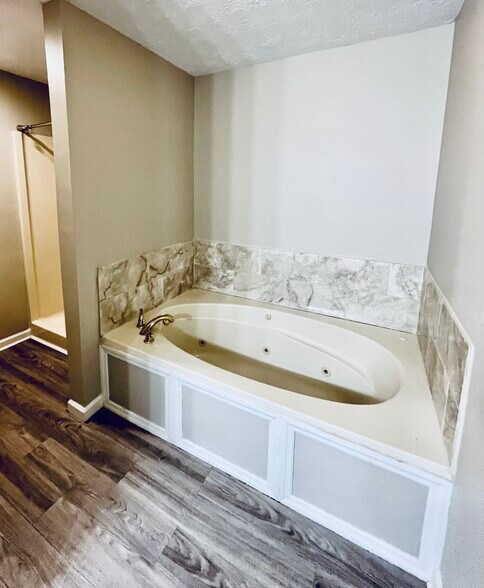 Full Bath #1 -Jacuzzi Tub - 412 Olympia Dr