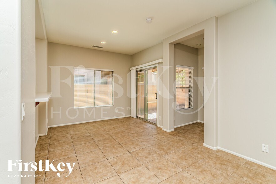 Building Photo - 931 W Oak Tree Ln