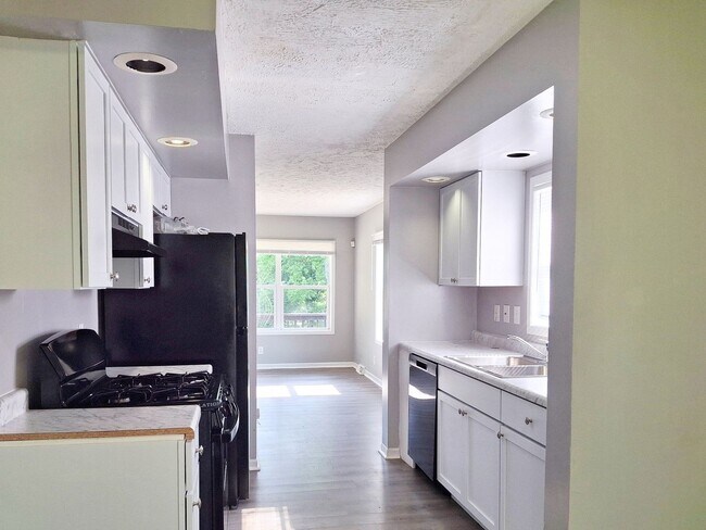Building Photo - 4 Bed / 2 Full Bath House with Brand-New Kitchen, Attached Garage, and Full Basement - Built 2001