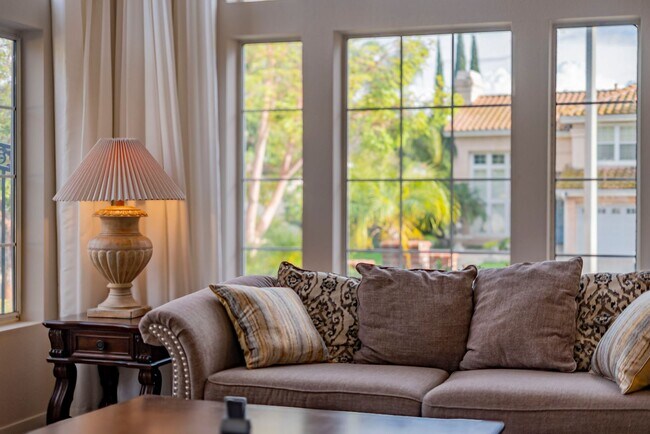 Building Photo - Fully Furnished! Prestige Luxury Single 5bed 3bath House