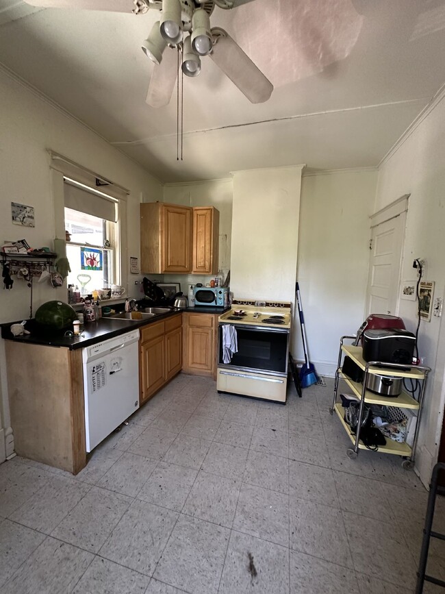 Building Photo - Great 3 bed 1 bath not far from UWEC! Avai...