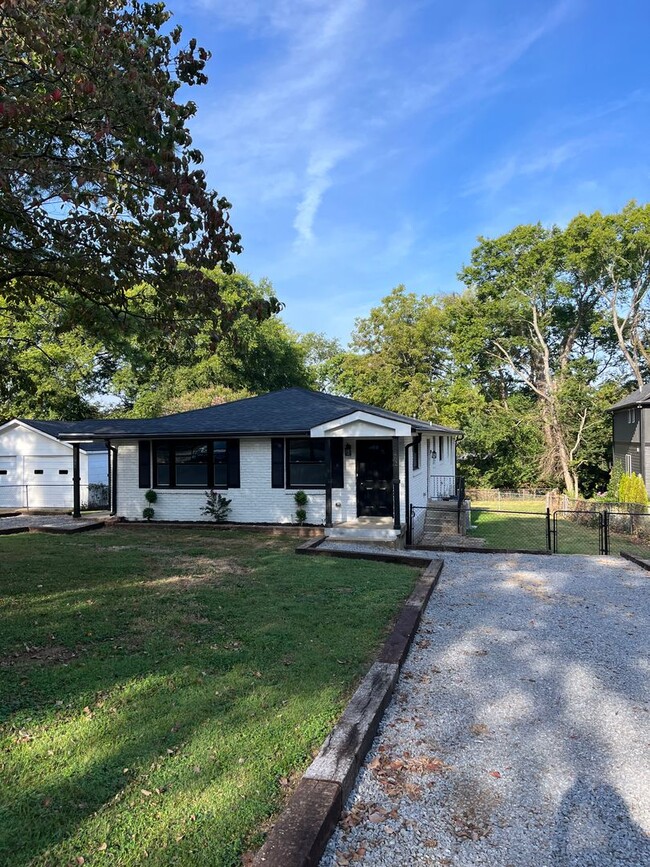 Building Photo - Desirable East Nashville Farmhouse