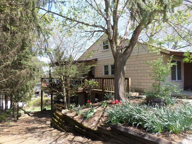 Building Photo - 1806 Brooksfield Rd