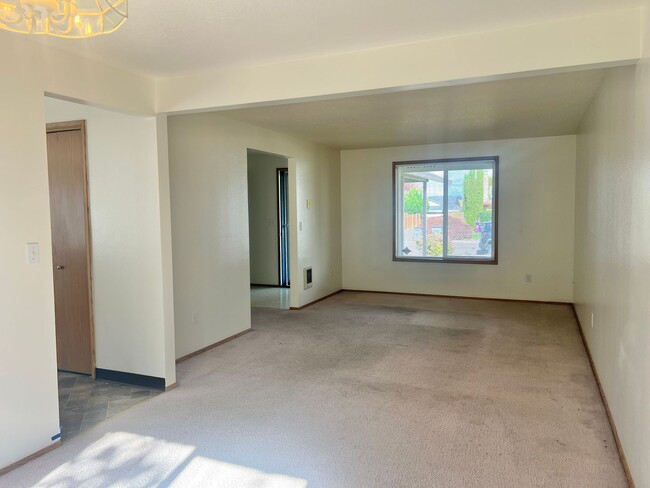 Building Photo - Spacious Home with Large Backyard in Union...