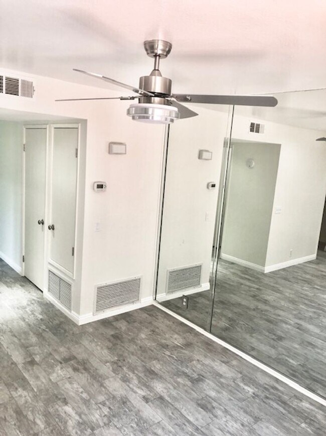 Building Photo - Charming 3 Bedroom, 2.5 Bath end unit Town...