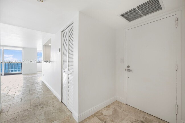Building Photo - 1420 Brickell Bay Dr