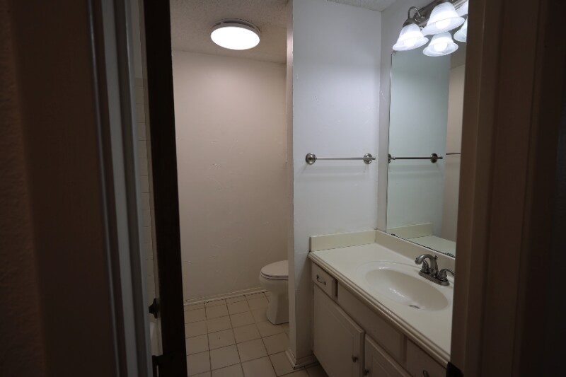 Building Photo - 412 Live Oak Dr