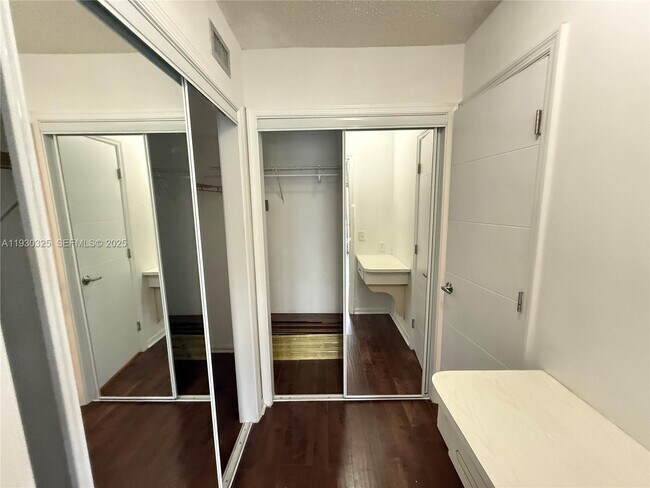 Building Photo - 5160 SW 40th Ave