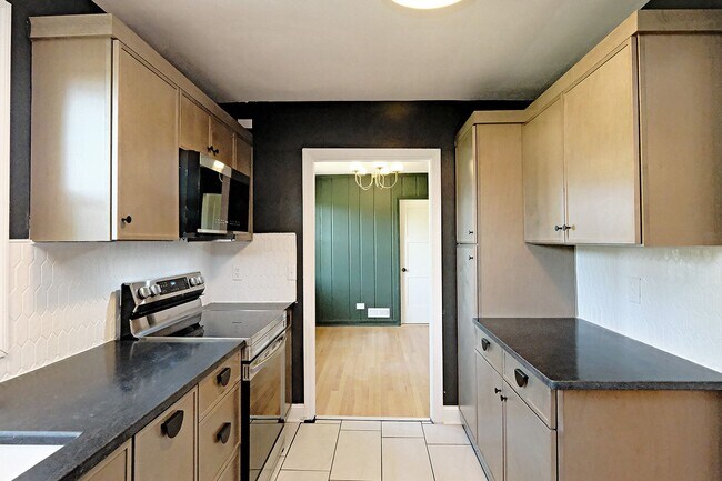 Building Photo - Recently Updated Home Near Downtown Crozet