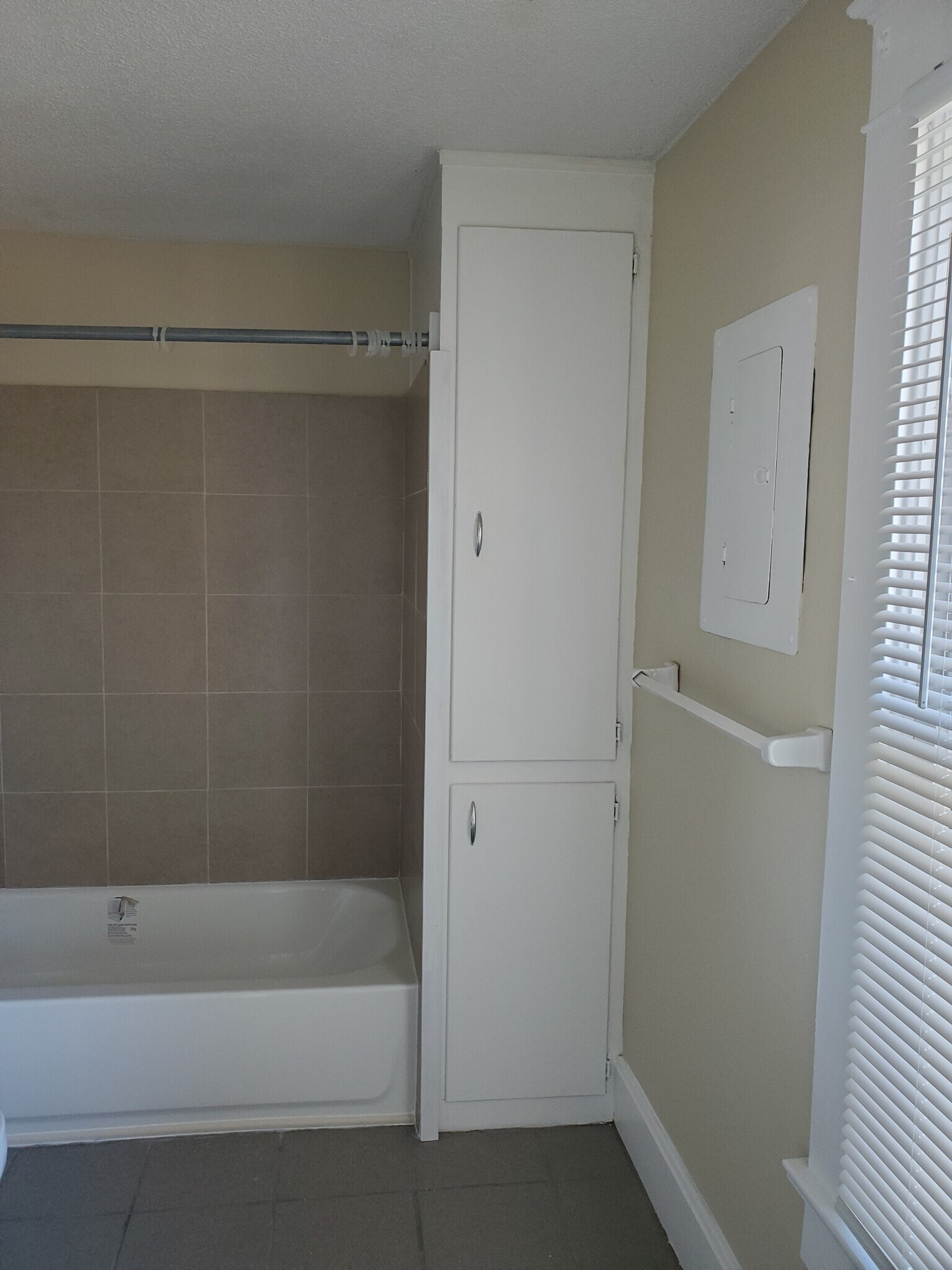 Bath storage - 216 NE Douglas St