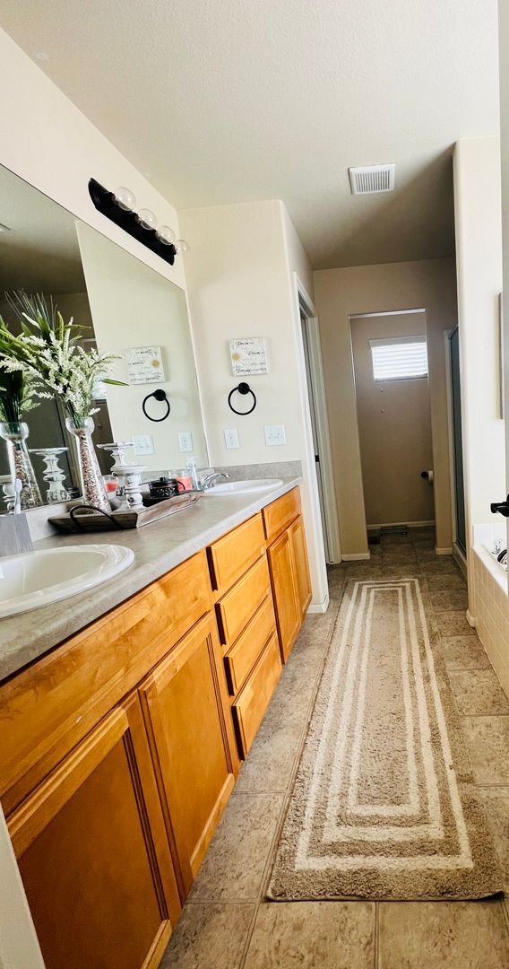 Building Photo - Gorgeous 3 bed/2.5 bath home with 3-CAR TANDEM GARAGE in Painted Sky