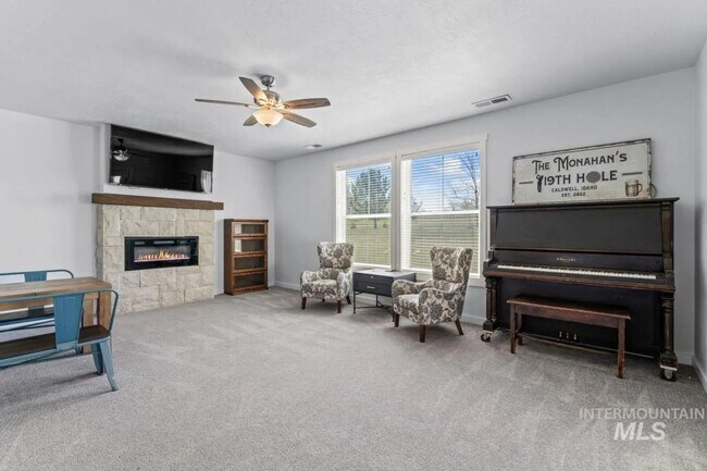 Building Photo - Beautiful 4/3 on TimberStone Golf Course