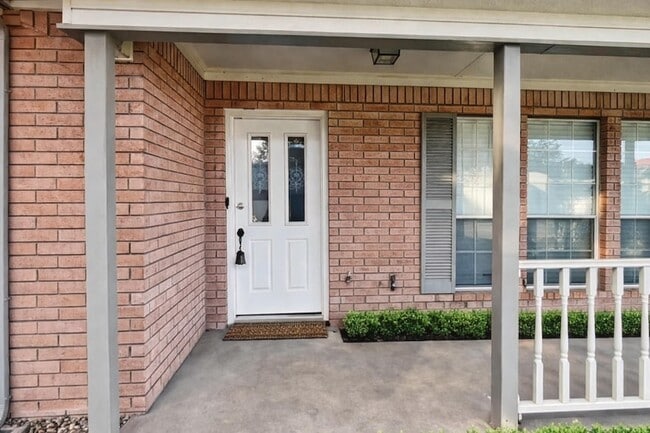 Building Photo - 611 Mariposa Dr