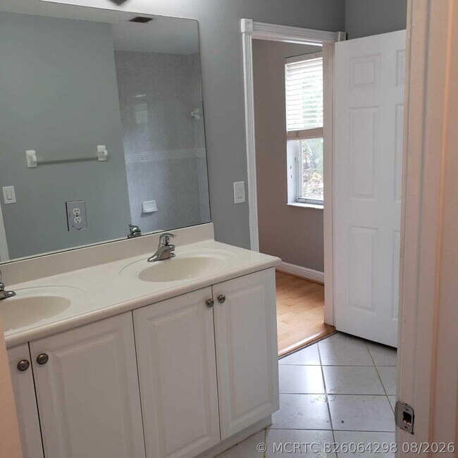 Building Photo - 833 SW 167th Ave