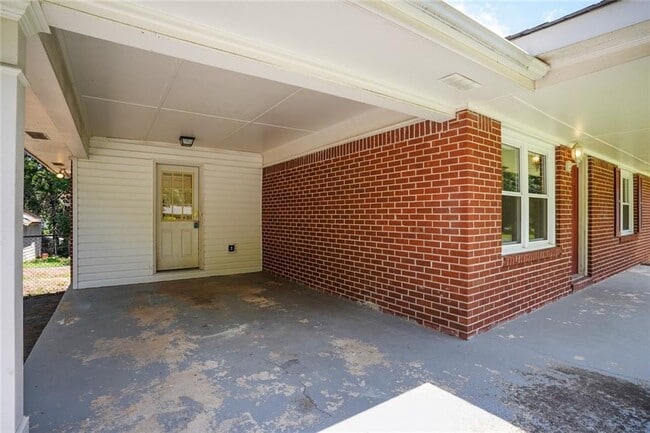 Building Photo - 2416 Lakewood Dr NW