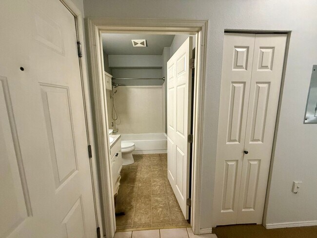 Building Photo - Bokara By The Lake Condo - Renton