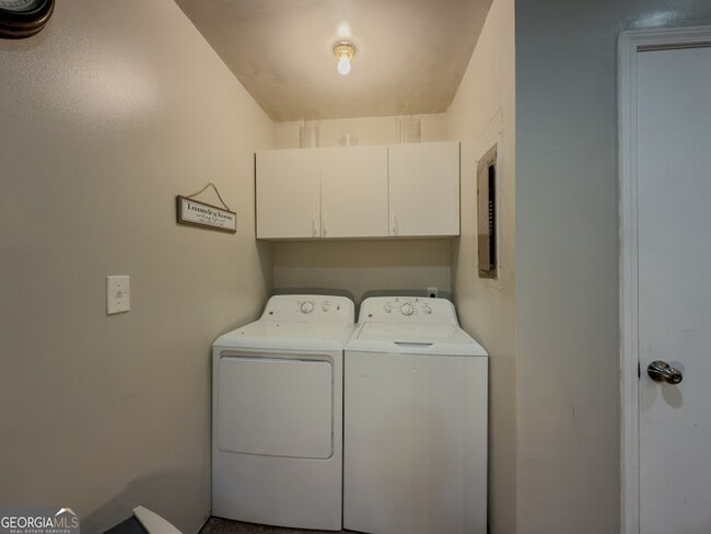 Building Photo - 580 Pineland Cir