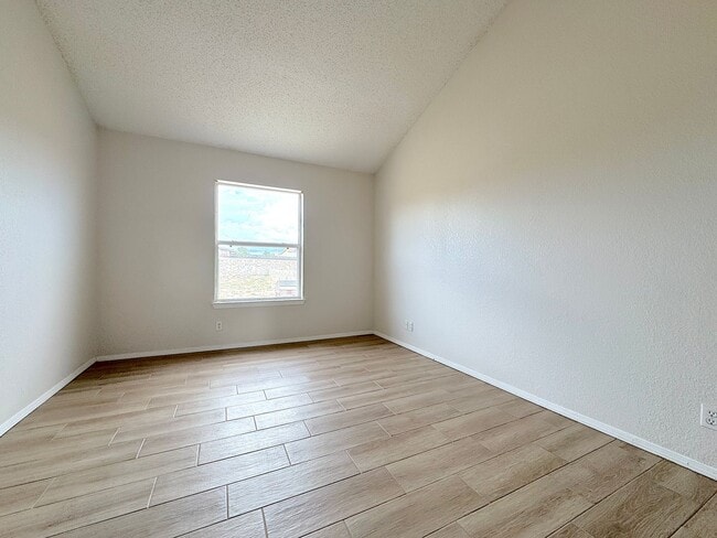 Building Photo - East El Paso 2bed/2Bath Duplex!