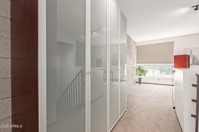 Building Photo - 727 E Portland St