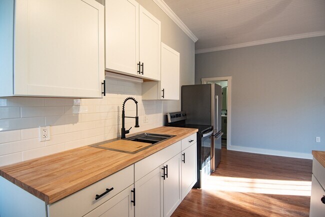 Building Photo - 3 Bridge St