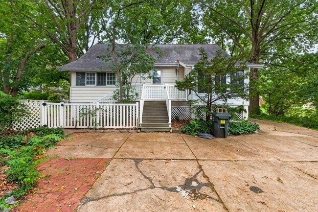 Building Photo - 7325 Sutherland Ave