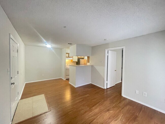 Building Photo - 1 Bed / 1 Bath Condo in Gated Comm. In Alt...