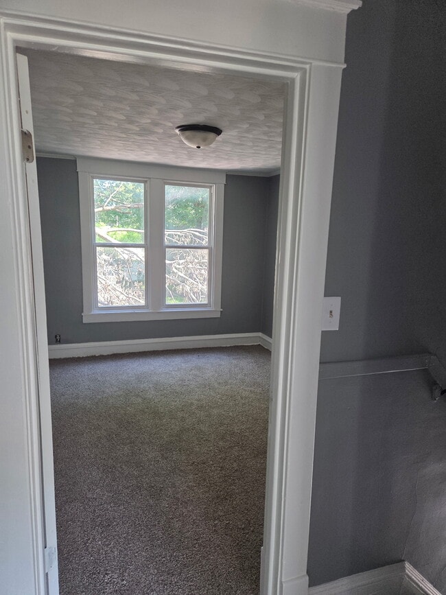 Building Photo - 1023 E Behrends Ave