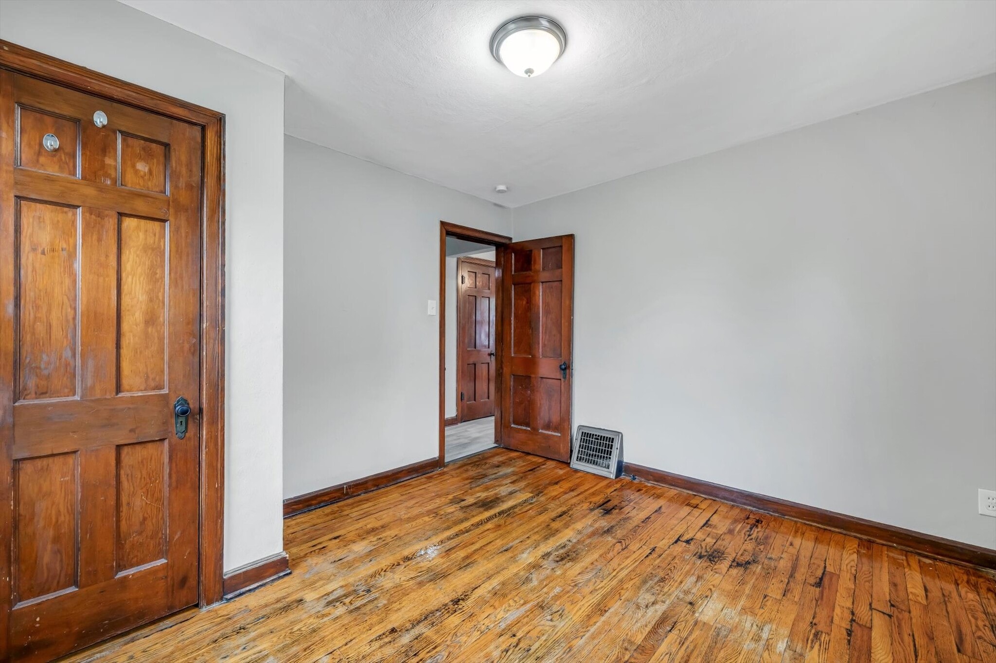 Building Photo - 7120 Roslyn Dr