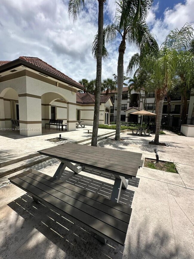 Building Photo - 540 S Park Rd