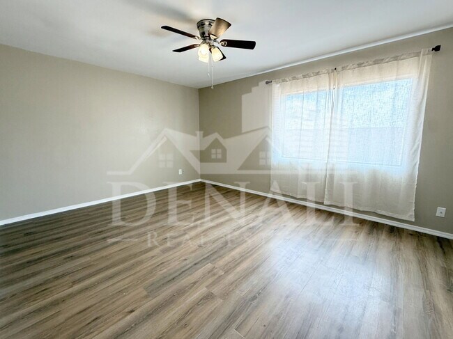 Building Photo - 10921 W Sells Dr