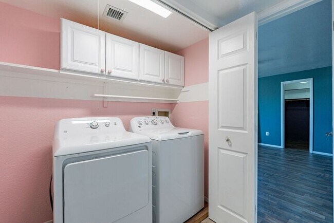 Building Photo - Charming Eastside Townhouse