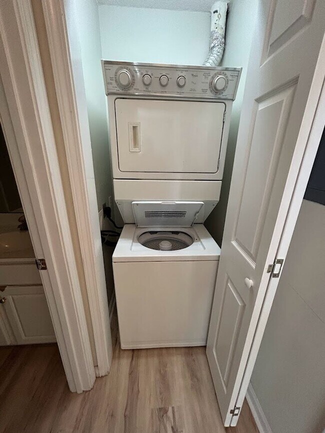 Building Photo - 2BR Condo in Holton Place – Pool, Porch, a...