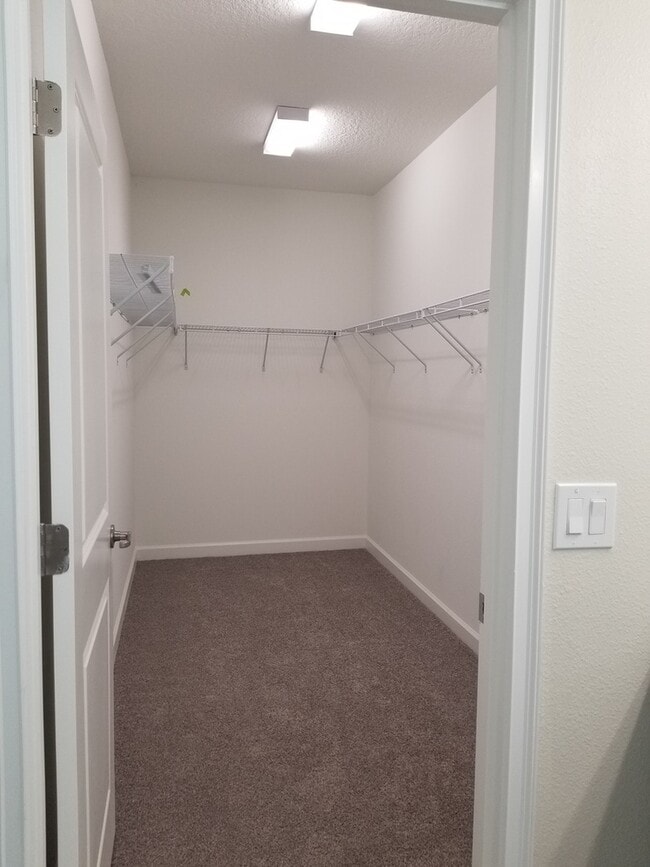 Building Photo - Must See Oaks at Moss Park Home!