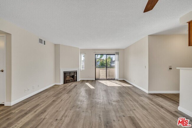 Primary Photo - 6212 Fulton Ave