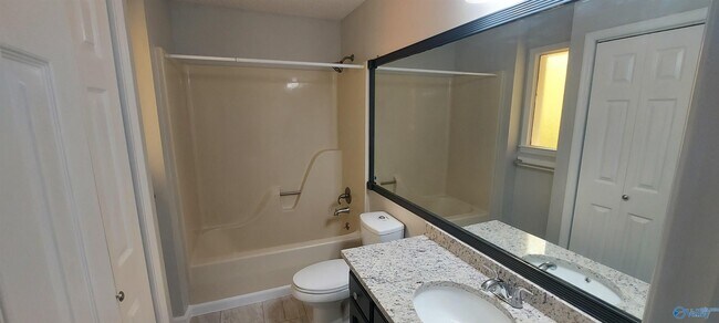 Building Photo - 13031 Camelot Dr SE