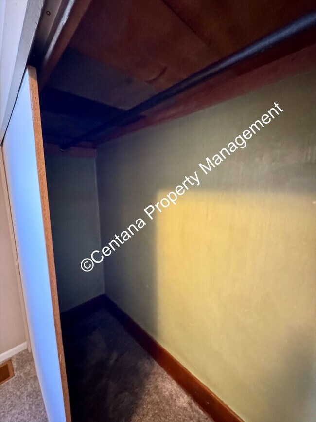 Building Photo - Huge 3 bedroom house with 2 bonus rooms an...