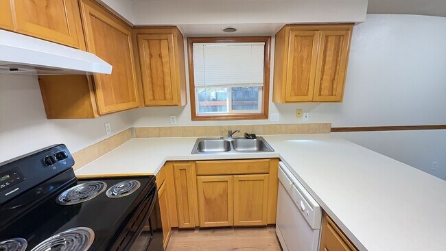 Building Photo - 3 Bedroom 1.5 Bath Home Fenced Yard, Shed & Garage