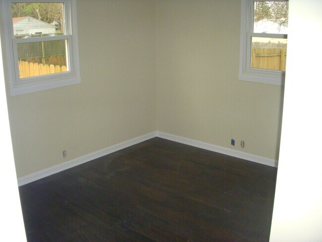 Building Photo - **REMODELED 2-BEDROOM HOUSE!**