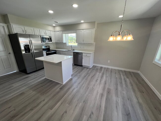 Building Photo - Remodeled 3 bedroom/2 bathroom home with d...