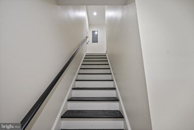 Building Photo - 555 S Marlyn Ave